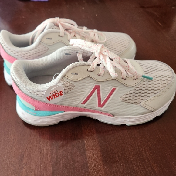 New Balance shoes - Picture 1 of 4